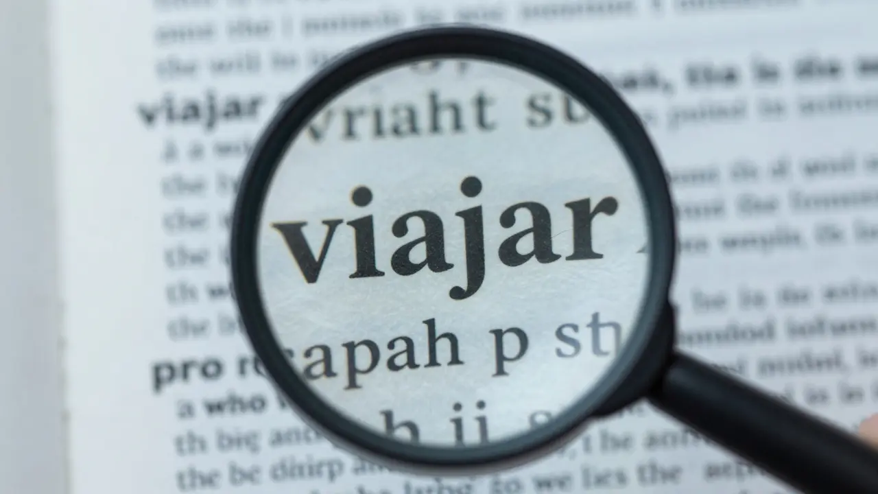 Lupa sobre página de diccionario borrosa