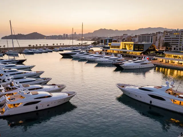 ¿Cuántos amarres hay en Ibiza? Guía actualizada para alquilar un yate en 2026