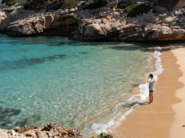 Bañarse en Mallorca en abril: Guía de playas, temperatura del agua y qué esperar