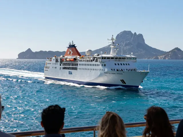 Cuánto cuesta ir en barco a Ibiza: Guía de precios para yates, ferris y cruceros en 2026