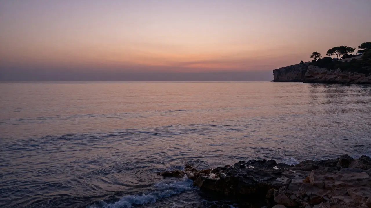 Costa sur de Mallorca tranquila y soleada al atardecer en septiembre sin multitudes